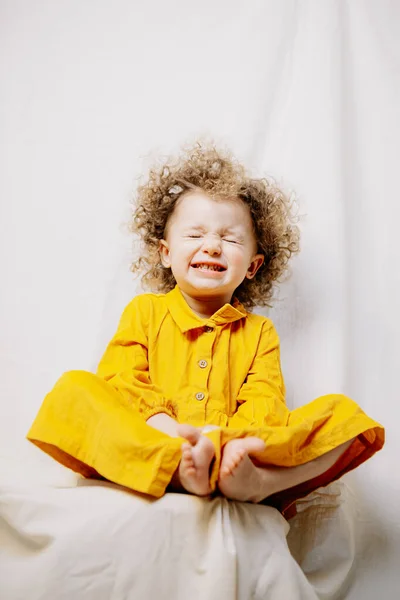 2019 Vinnytsia Ucrânia Retrato Bebê Bonito Atraente Vestido Amarelo Posando — Fotografia de Stock