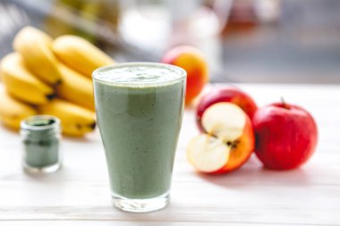 Yiyecek ve içecek, diyet ve beslenme kavramı. Yaz detoksifikasyonu için muz, spiral ve olgun elmalı sağlıklı vejetaryen smoothie.