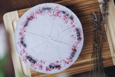 Ağız sulandıran peynirli kek. Kafedeki masada lavanta mavisi ve mor var.