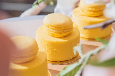 Fransız kurabiye süslemeli sarı kremalı tatlı.