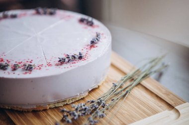 Ağız sulandıran peynirli kek. Kafedeki masada lavanta mavisi ve mor var.