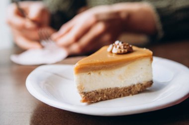 Kafedeki masada nefis karamelli fındıklı cheesecake.