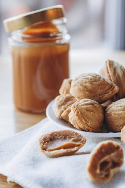 cevizli bisküvi ve bir kavanoz konsantre süt. Lezzetli ev yapımı kurabiye tarifi. Boşluğu kopyala
