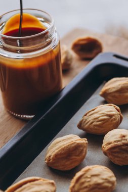 Masa arkasında kaynatılmış konsantre süt olan ev yapımı kurabiyeler. Boşluğu kopyala