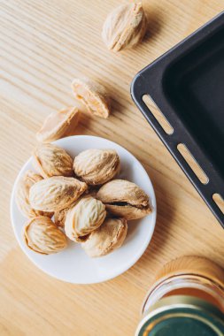 Masa arkasında kaynatılmış konsantre süt olan ev yapımı kurabiyeler. Boşluğu kopyala