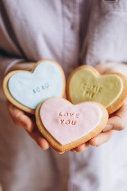 Sevgililer Günü hediyeleri: Kalp şeklinde kurabiyeler renkli jöleli ve tüm aşıklar için temalı harfler