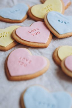 Sevgililer Günü hediyeleri: Kalp şeklinde kurabiyeler renkli jöleli ve tüm aşıklar için temalı harfler