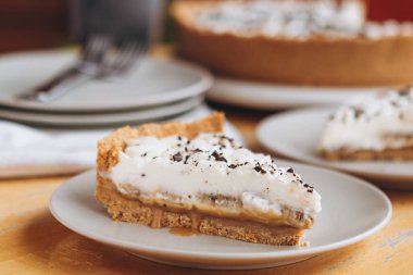 Beyaz krem peynirli ve muzlu tatlı dilimlenmiş rendelenmiş çikolata.