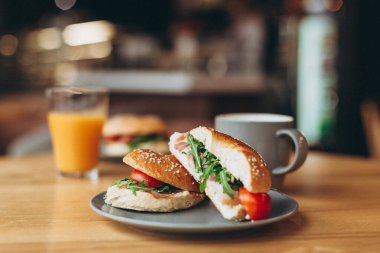 Lezzetli ve iştah açıcı bir kahvaltı: tabağa doldurulmuş bir simit.