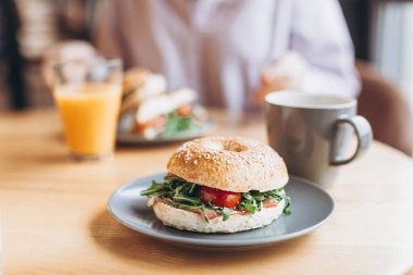 Lezzetli ve iştah açıcı bir kahvaltı: tabağa doldurulmuş bir simit.
