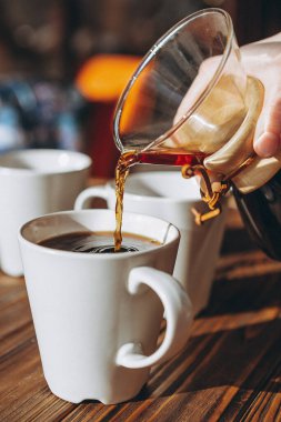 Kahve alternatif olarak kağıt filtre kullanılarak yapılır ve kemex şişeden kupaya dökülür. Üçüncü dalga kafe