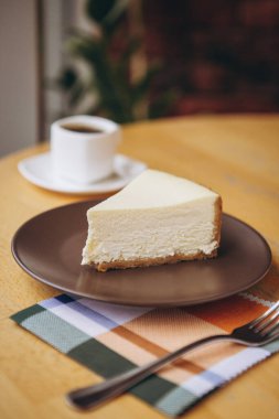 Kahve dükkanındaki masada kahveli bir parça kek.