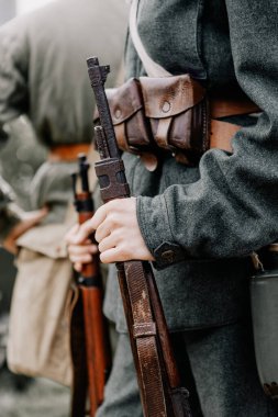 13.10.2019 Vinnitsa, Ukrayna: askeri aktörler 2. Dünya Savaşı silahları, orijinal silahlar ve tabancalara sahipler. Ukrayna 'daki gerillaların askeri yeniden yapılandırılması