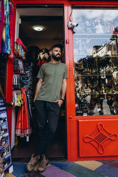 2019トビリシ グルジア トビリシの旧市街を散歩したり 写真を撮ったり 写真を撮ったり 人々と話をしたりするスタイリッシュな髭の観光客の写真 — ストック写真