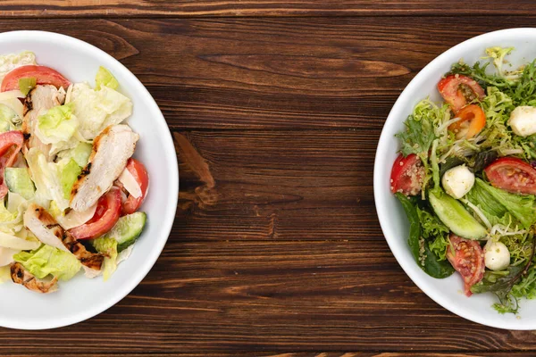 Pratos Profundos Brancos Com Ingredientes Salada Frescos Misturados Com Molho — Fotografia de Stock