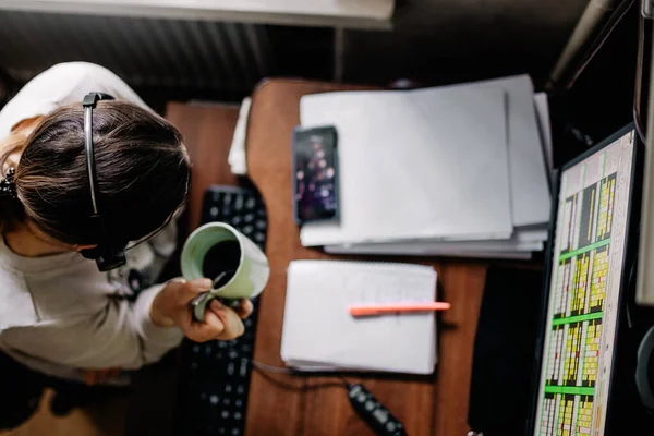 Mujer Joven Hablando Con Los Clientes Centro Llamadas Línea Casa — Foto de Stock