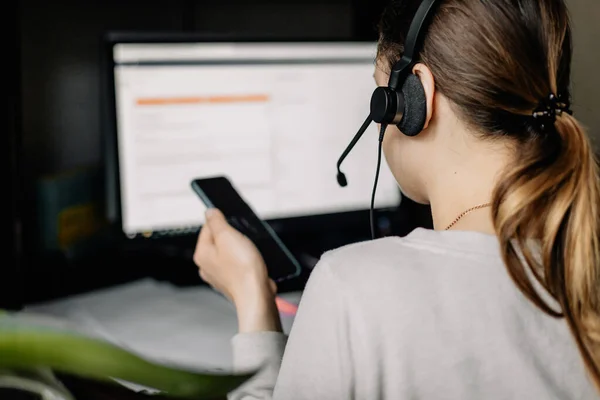 Die Junge Frau Arbeitet Einem Online Call Center Das Ihrem — Stockfoto