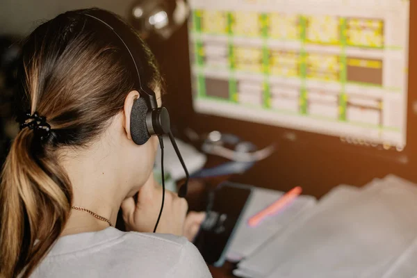 Die Junge Frau Arbeitet Einem Online Call Center Das Ihrem — Stockfoto