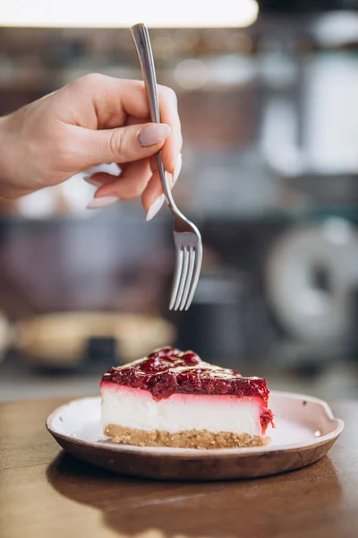 Posate Pezzo Torta Noci Nel Momento Cui Tenta Gustare Una — Foto Stock