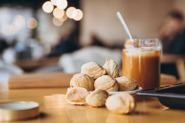 Walnusskekse Und Ein Glas Kondensmilch Ein Rezept Für Leckere Hausgemachte — Stockfoto