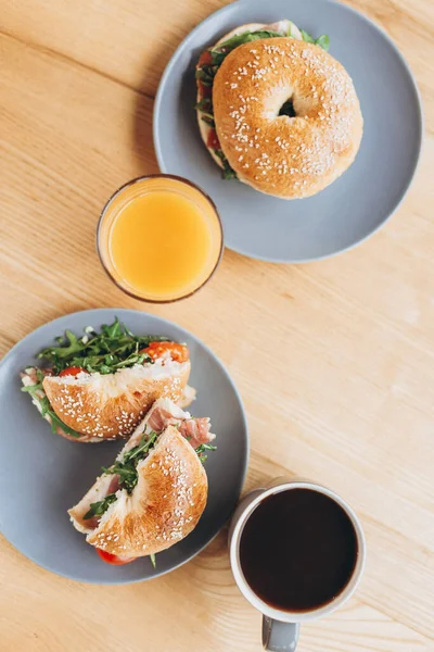 Delicious Appetizing Breakfast Bagel Stuffed Plate — Stock Photo, Image