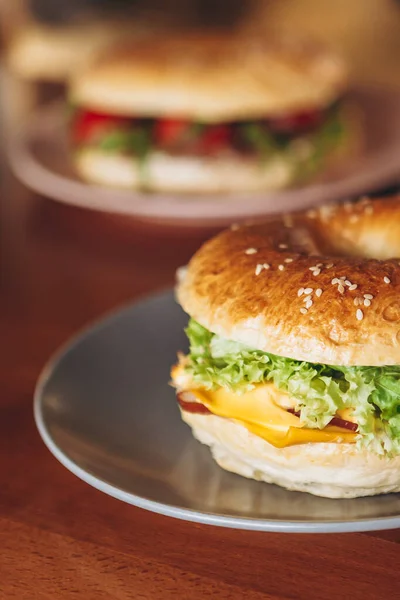 Delicioso Apetitoso Café Manhã Bagel Recheado Prato — Fotografia de Stock