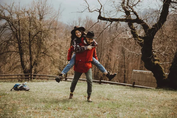 Jovem Elegante Casal Viajantes Família Passeio Nas Montanhas Colocou Uma — Fotografia de Stock