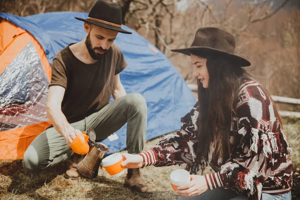 Élégant Jeune Couple Voyageurs Famille Lors Une Promenade Dans Les — Photo