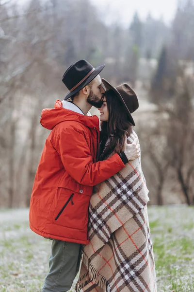 2018 Yaremche Ukraine Stylish Couple Travelers Man Woman Had Picnic — Stock Photo, Image