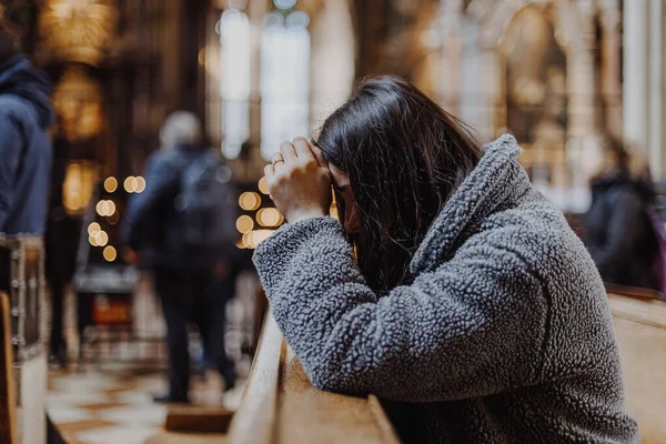 Uma Mulher Orando Joelhos Antigo Templo Católico Deus Espaço Cópia — Fotografia de Stock