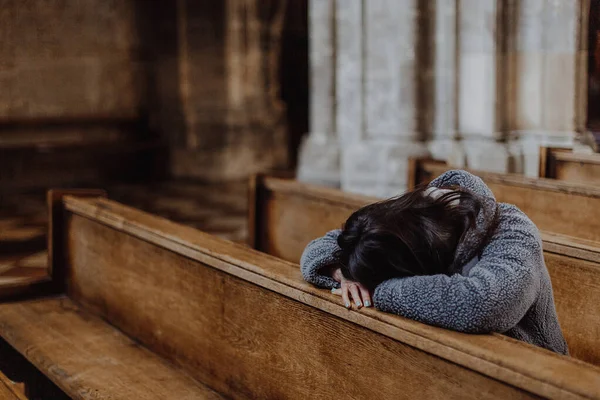 Religião Harmonia Conceito Pessoas Uma Mulher Orando Joelhos Antigo Templo — Fotografia de Stock