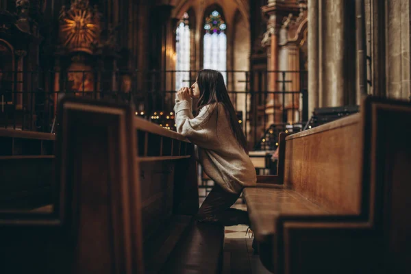 Kvinna Som Ber Knä Ett Katolskt Tempel Till Gud Kopieringsutrymme — Stockfoto