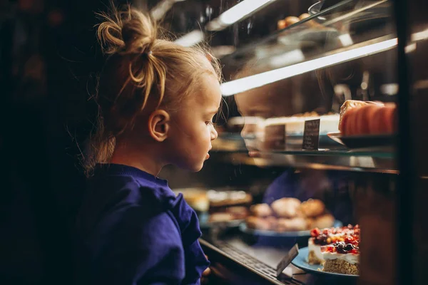 Klein Mooi Meisje Kiest Gebakjes Een Café Een Kind Naast — Stockfoto