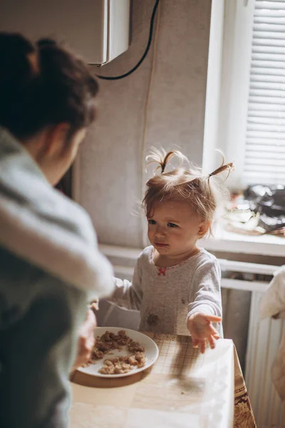 Selektivt Fokus Bruseffekt Liten Flicka Med Smutsigt Ansikte Äter Frukost — Stockfoto