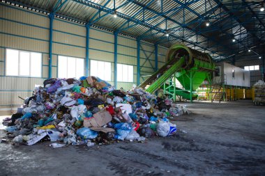 01.11.2019 Kyiv, Ukrayna: fabrikada çöplerin elle sıralanması