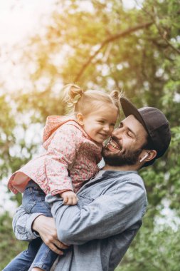 Mutlu Gülümseyen Genç Baba çocuğuyla oynuyor. Aile İlişkileri Konsepti