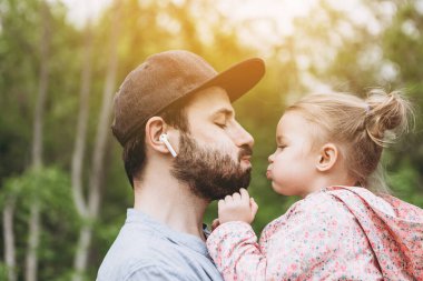 Mutlu Gülümseyen Genç Baba çocuğuyla oynuyor. Aile İlişkileri Konsepti
