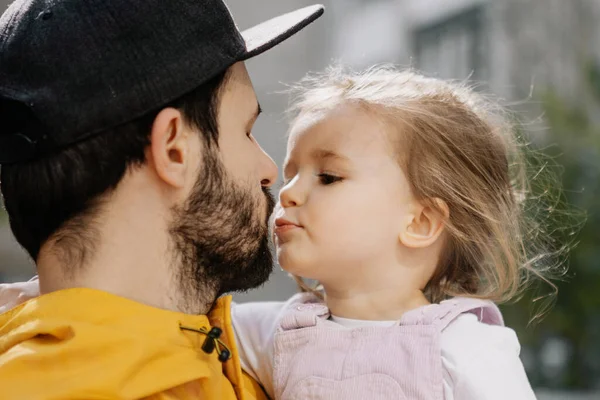 Portrait Stylish Pretty Father His Little Daughter Went Walk Playground — Stock Photo, Image