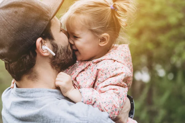 Stijlvolle Bebaarde Vader Met Zijn Kleine Dochter Zijn Armen Tegen — Stockfoto