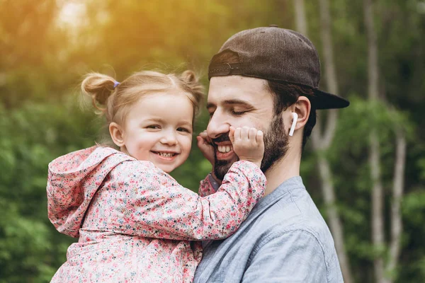 Stylový Vousatý Otec Svou Dcerou Náručí Pozadí Zelených Stromů Procházce — Stock fotografie