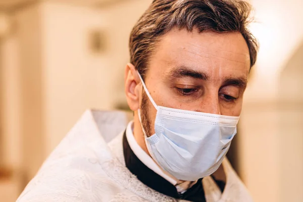 2020 Vinnitsa Ucrânia Clérigo Igreja Ortodoxa Vestindo Uma Máscara Médica — Fotografia de Stock