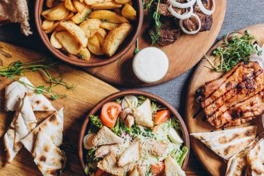 Lezzetli Avrupa ve Slav mutfağı büyük masada misafirleri bekliyor. Yemek masası, üst manzara.