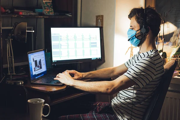 Ein Erwachsener Kaukasischer Mann Blauen Hemd Sitzt Hause Laptop Und — Stockfoto