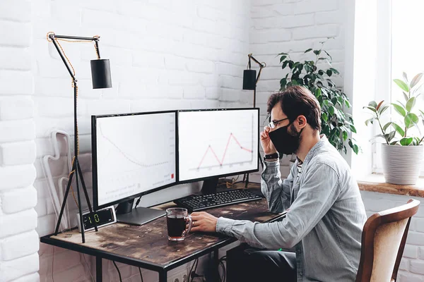 Ein Erwachsener Kaukasischer Mann Blauen Hemd Sitzt Hause Laptop Und — Stockfoto