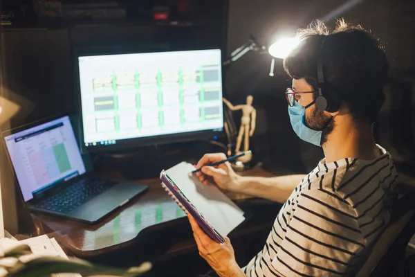 Ein Erwachsener Kaukasischer Mann Blauen Hemd Sitzt Hause Laptop Und — Stockfoto