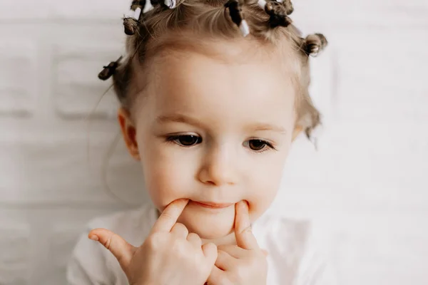 Crianças Agindo Menina Autêntica Mostrando Emoções Diferentes Frente Uma Parede — Fotografia de Stock