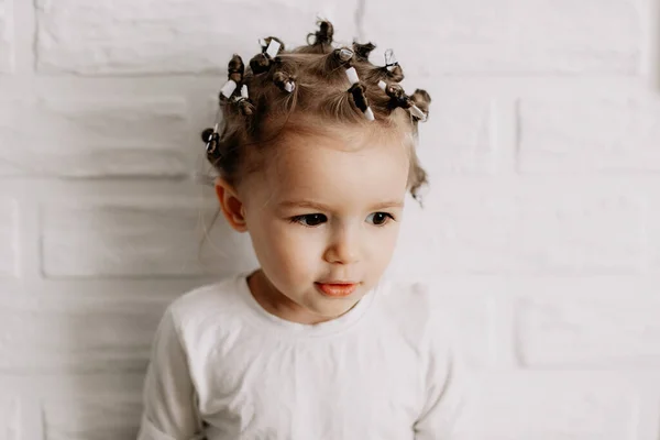 Parlak Bebek Duyguları Olan Bir Kızın Portresi Küçük Kıvırcık Kız — Stok fotoğraf