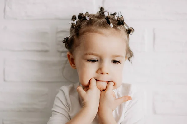 Retrato Uma Menina Com Emoções Bebê Sinceras Brilhantes Menina Encaracolado — Fotografia de Stock