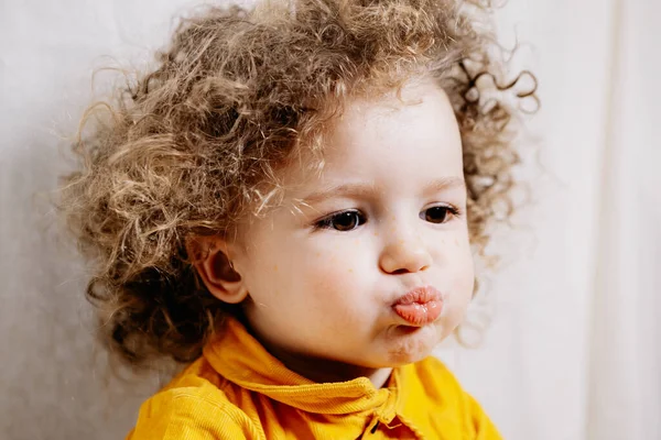 Retrato Uma Menina Com Emoções Bebê Sinceras Brilhantes Menina Encaracolado — Fotografia de Stock