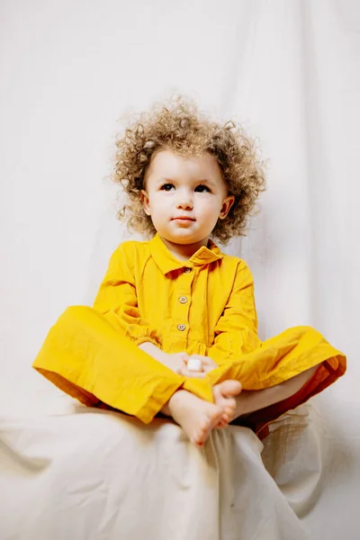 Retrato Bebê Bonito Atraente Vestido Vestido Amarelo Posando Fundo Luz — Fotografia de Stock